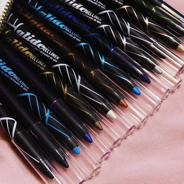 La gel liner lined up laying down