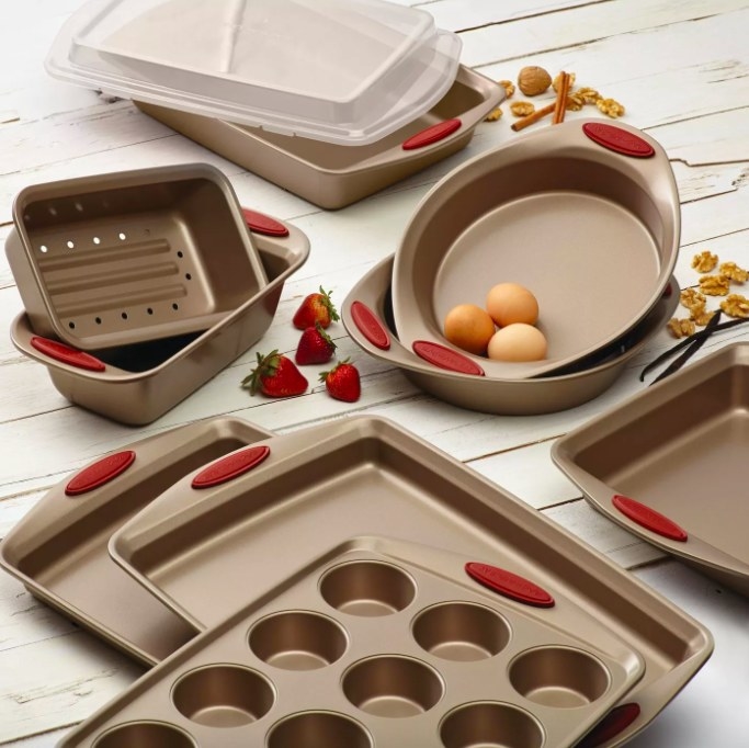 Whole bakeware set shown.