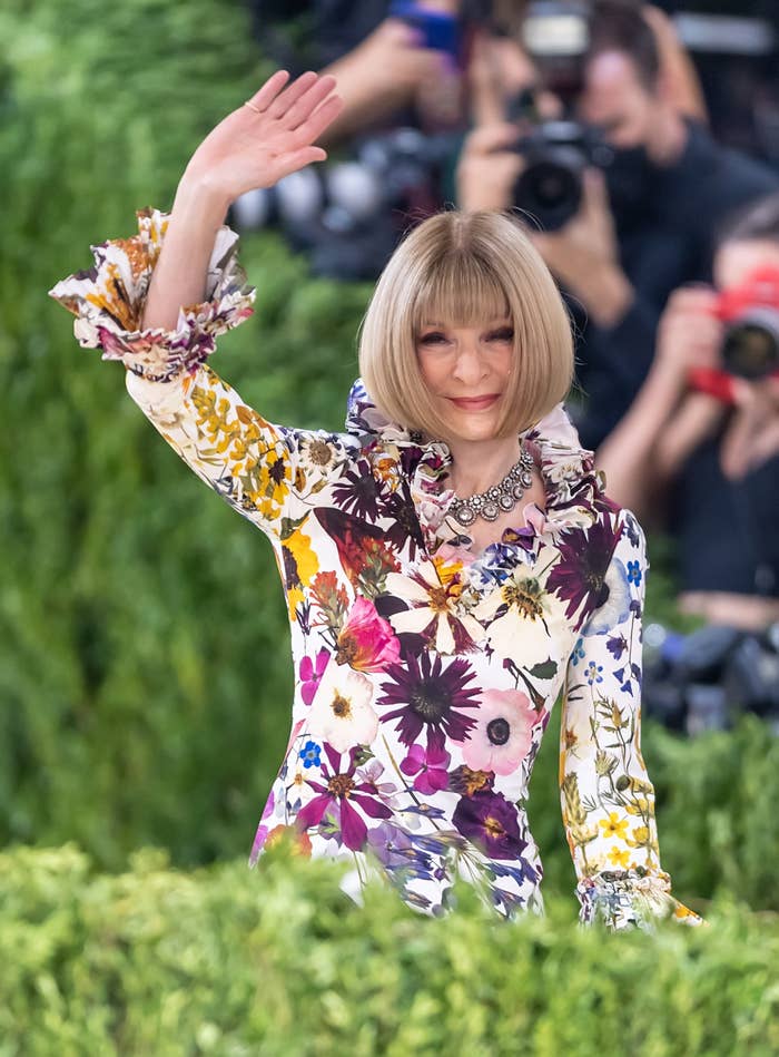 Anna Wintour arrives and waves