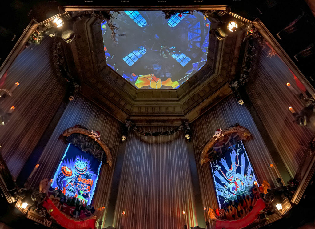 haunted mansion holiday stretching room