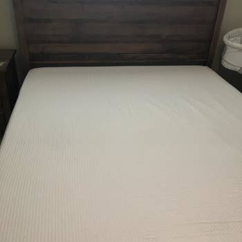 The same bed with the sheets perfectly fitted