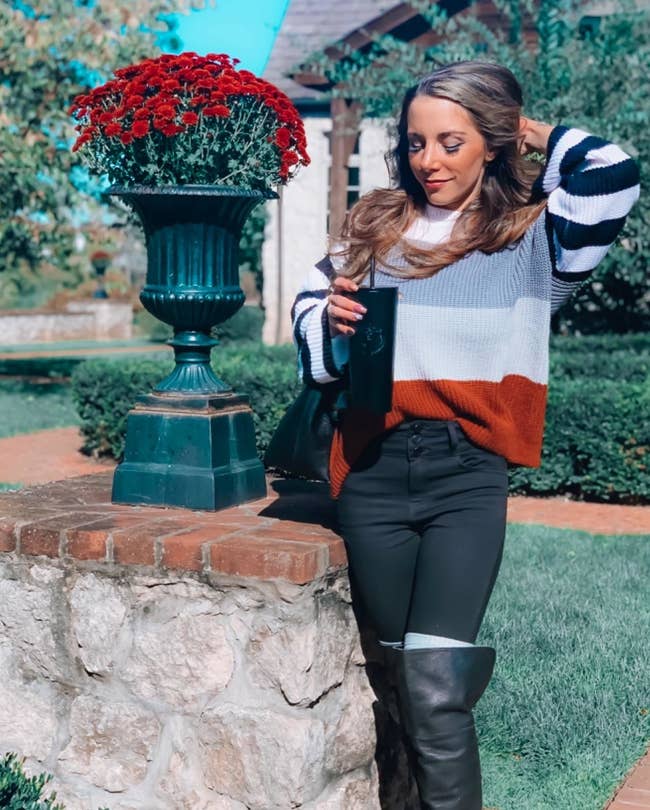 Reviewer wearing orange, white, black and gray stripes