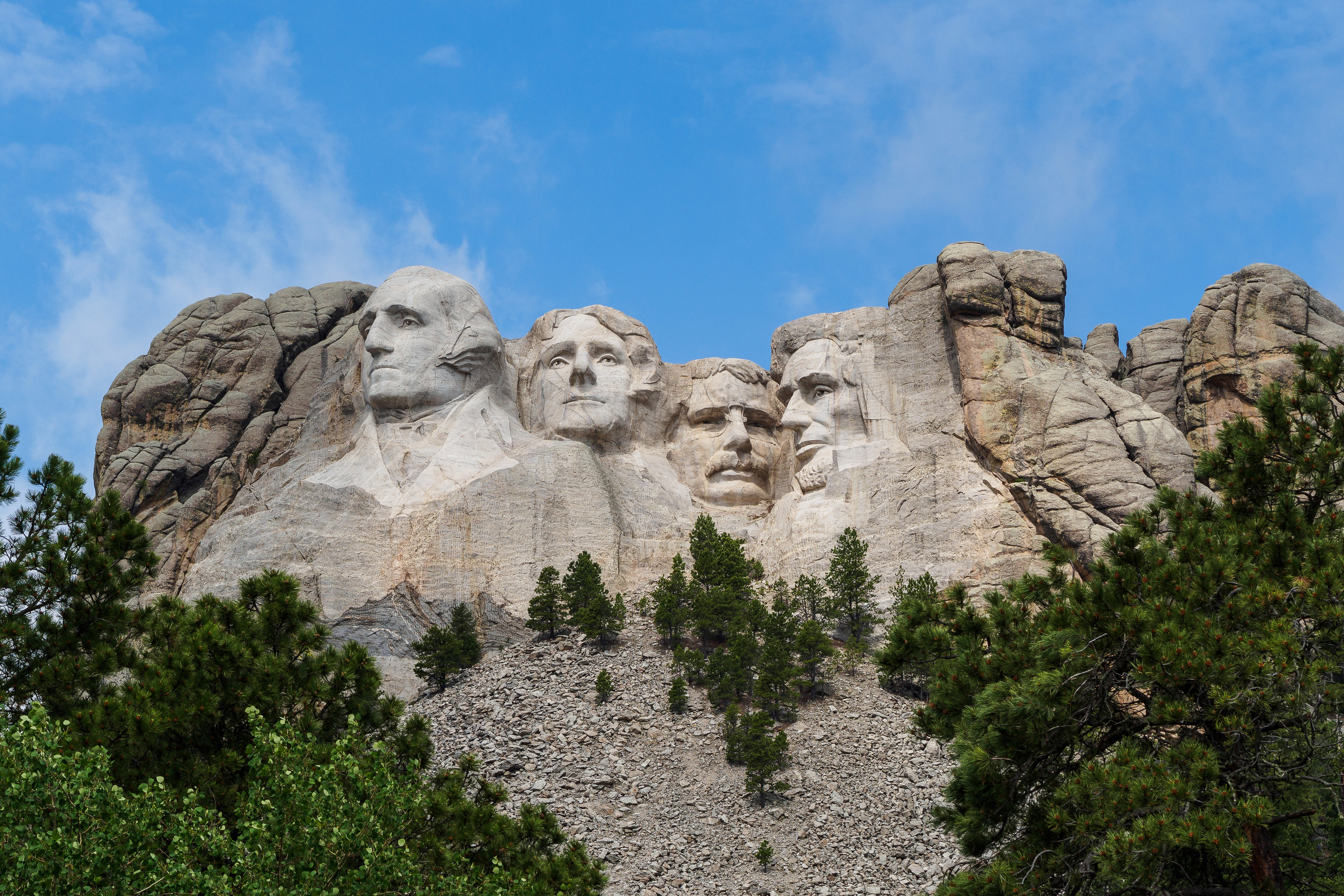 Mount Rushmore under a blue sky