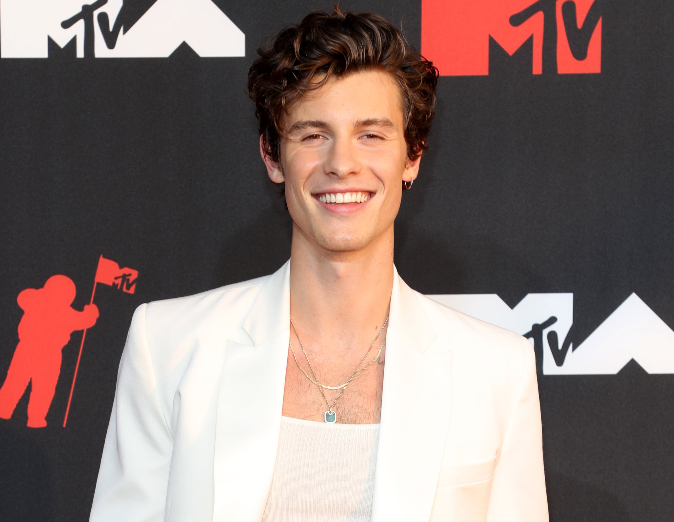 Shawn wears a white suit jacket to an award show