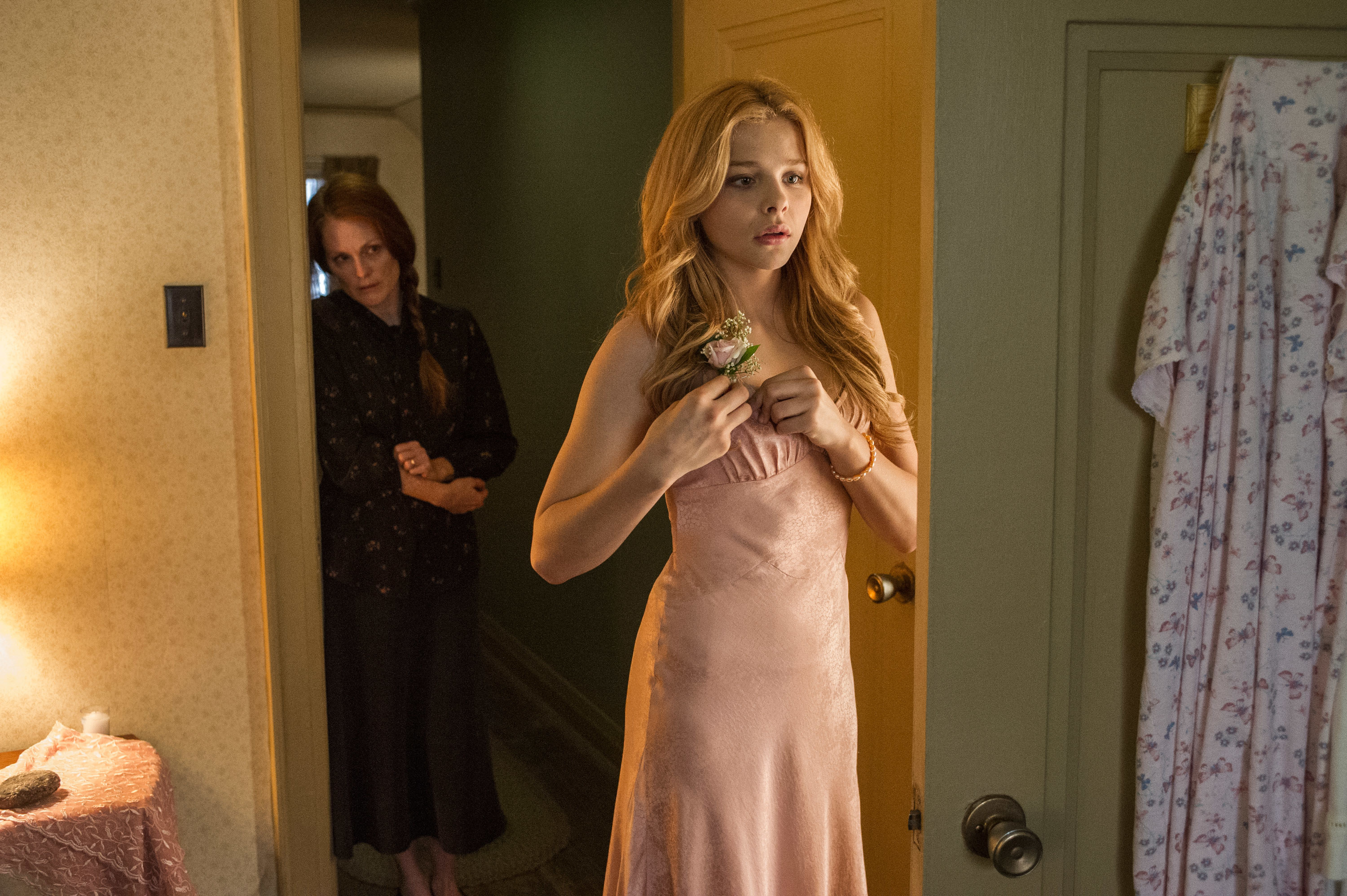 Carrie, as played by Chloe Grace Moretz, gets ready for prom while her mother watches
