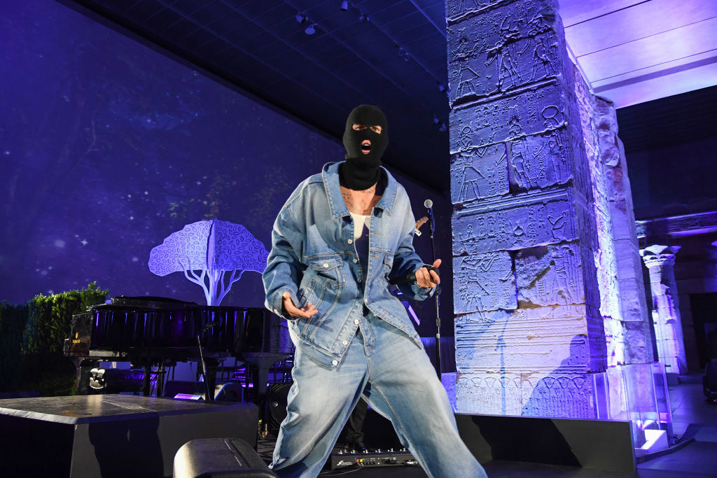 Justin performed in a demin jacket, jeans, and a balaclava