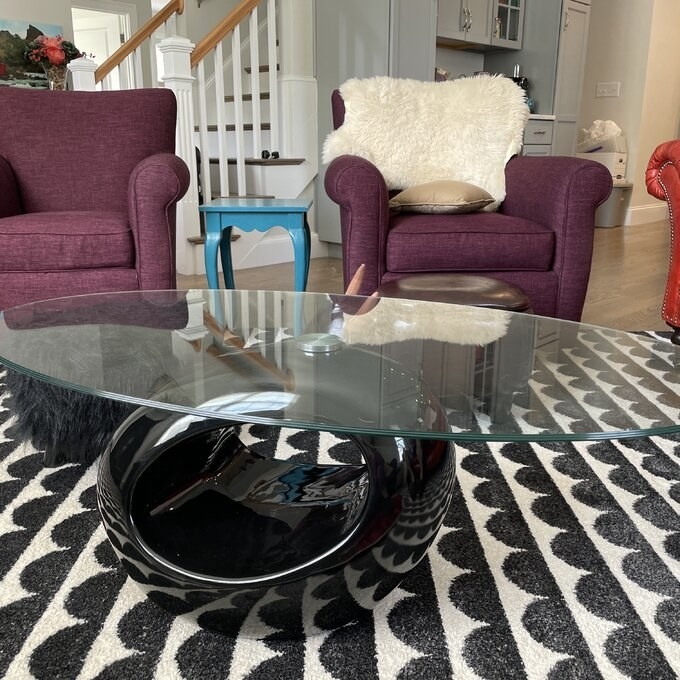 Review photo of the black high-gloss coffee table