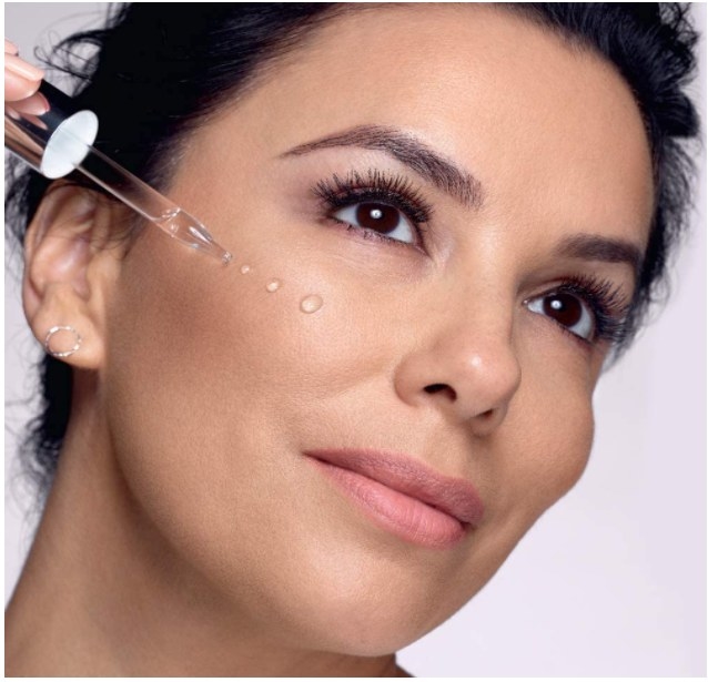 Foto de mujer utilizando serum facial de L&#x27;Oreal Paris