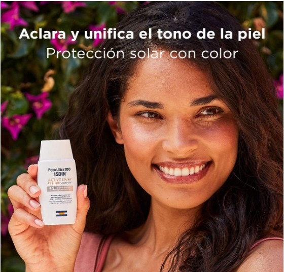 Foto de persona utilizando el protector solar con color de ISDIN