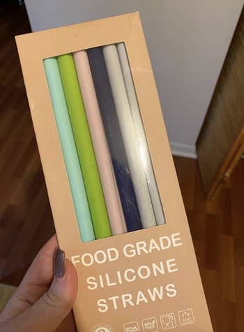 reviewer holding the pack of straws 