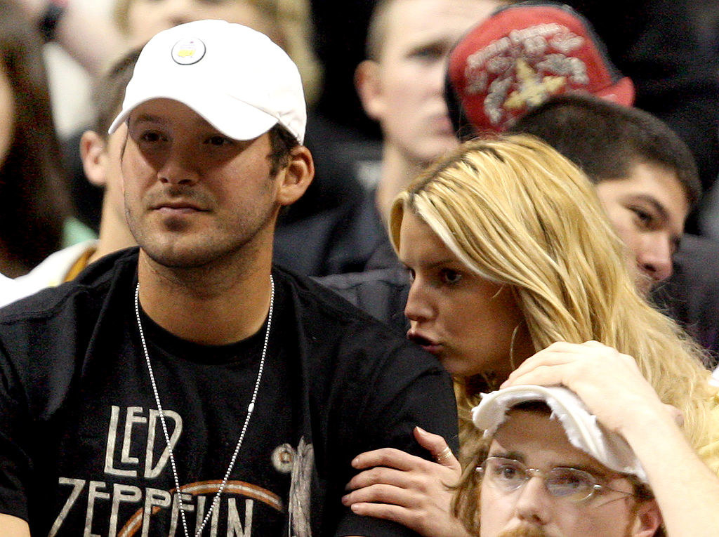 jessica kissing tony's shoulder at a game