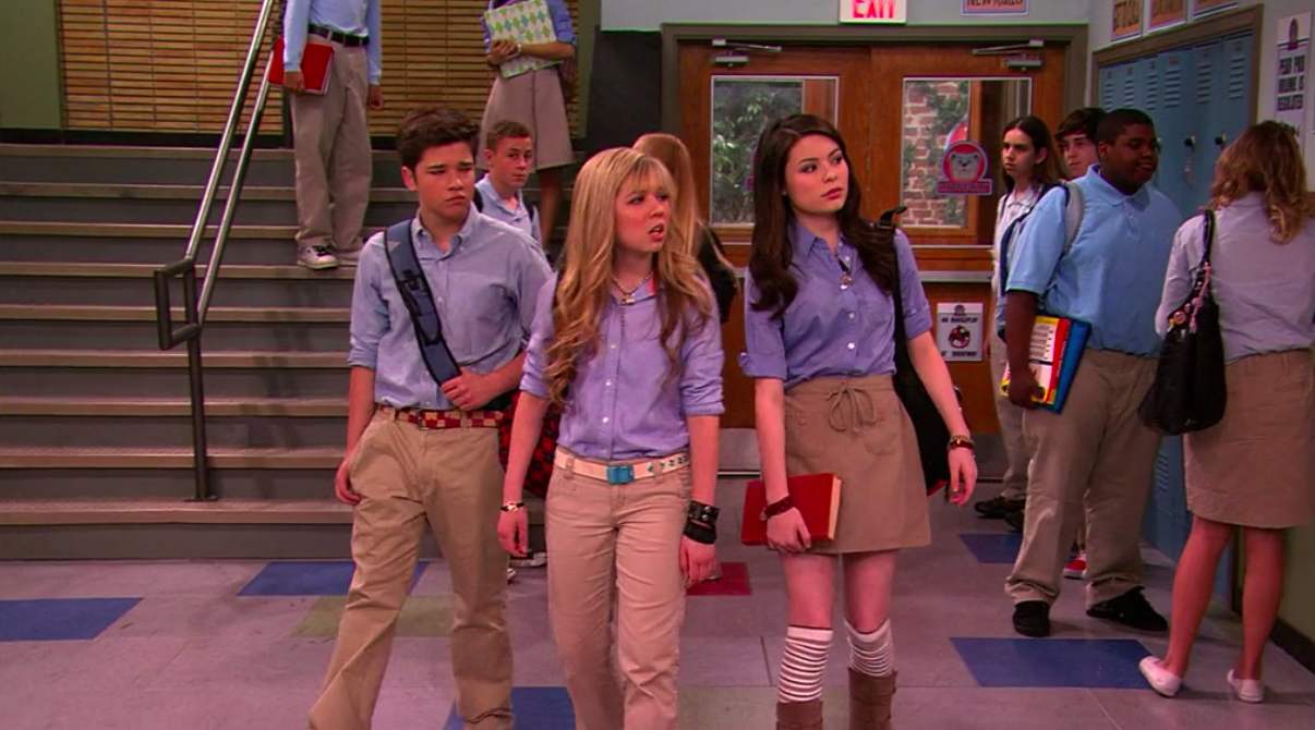 Freddie, Sam, and Carly walking into school in their uniforms in &quot;iCarly&quot;