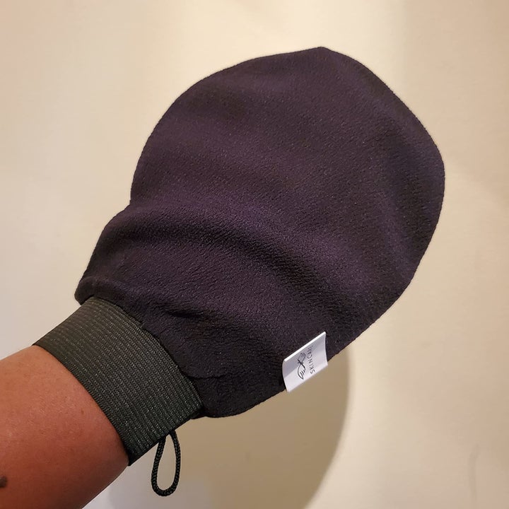 Reviewer with shower mitt on hand