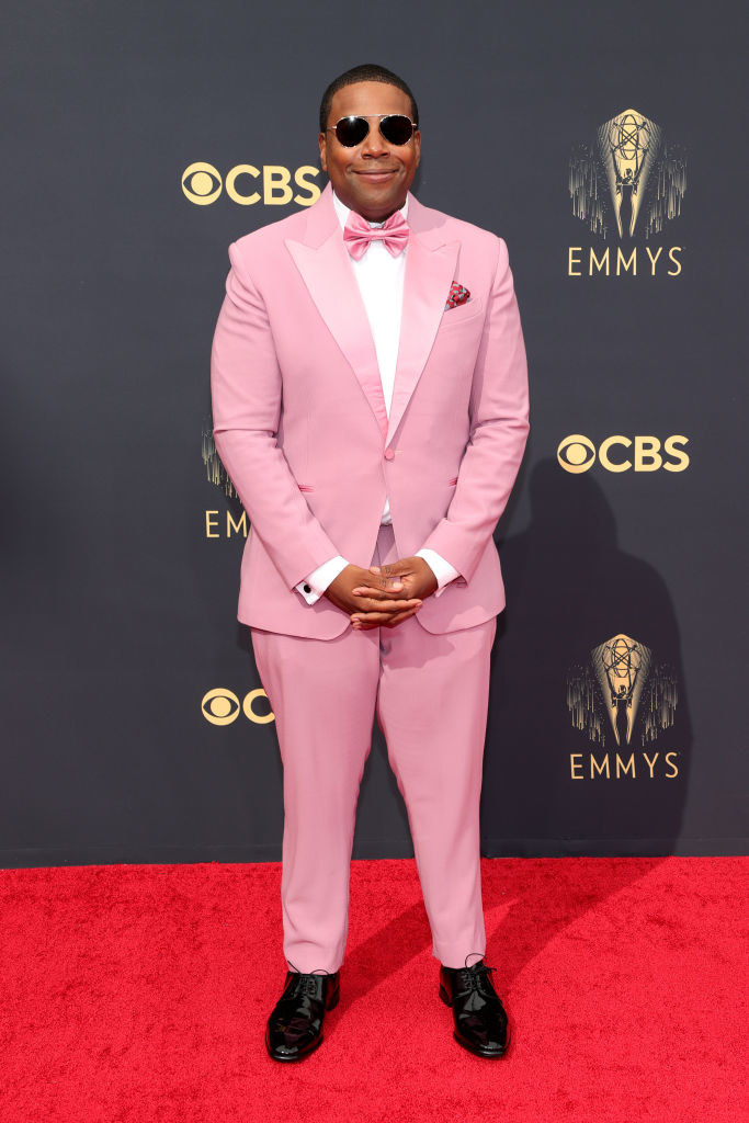 Kenan Thompson on the red carpet in an all pink tux