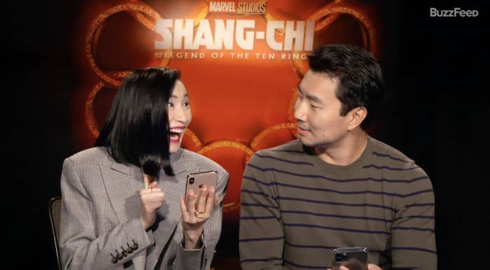 Meng'er and Simu holding their cellphones as they take the quiz