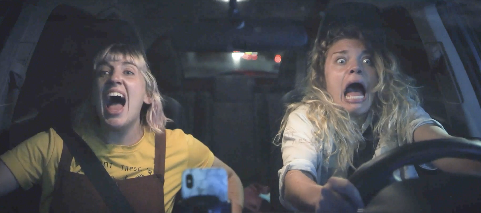两个女人在车里,尖叫