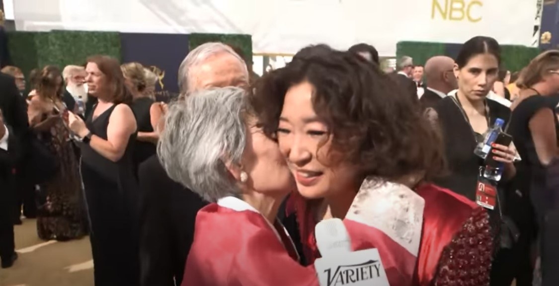Sandra Oh&#x27;s mom kisses her on the red carpet