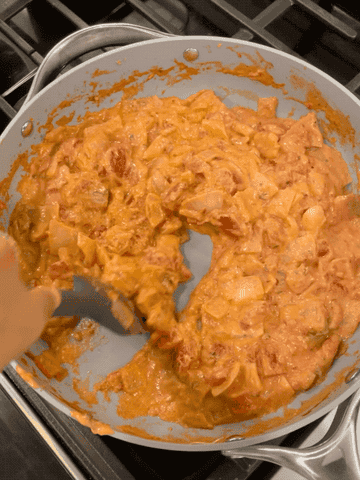gif showing writer Kayla slide food around the pan with ease, without and food getting stuck