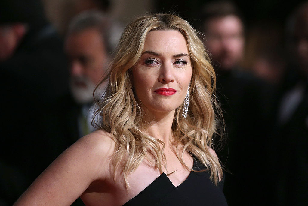 Winslet poses with hand on hip