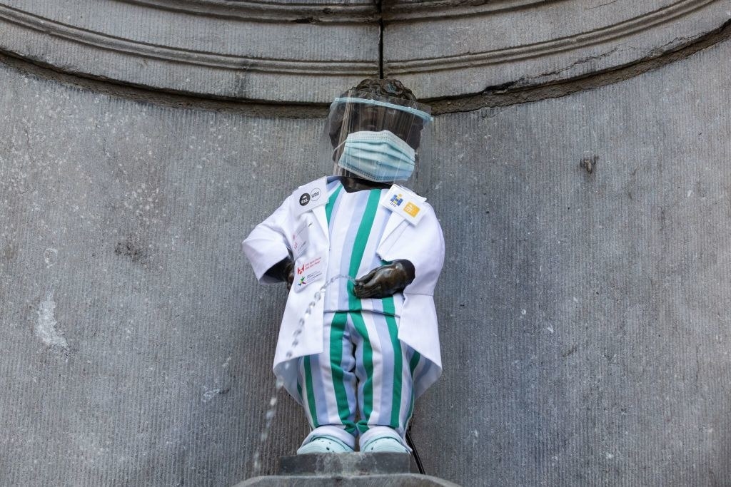 statue of a little boy peeing