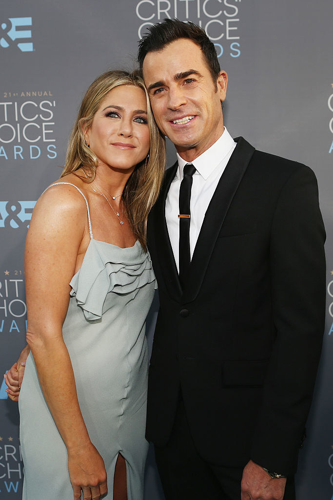 Jennifer Aniston (L) and Justin Theroux pose for photos at the 21st Annual Critics&#x27; Choice Awards