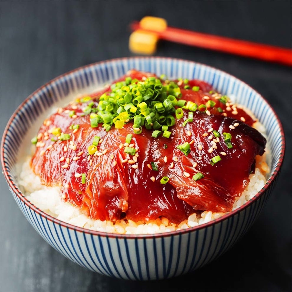 漬けるだけで刺身が極上な旨さに カツオの黄身漬け丼