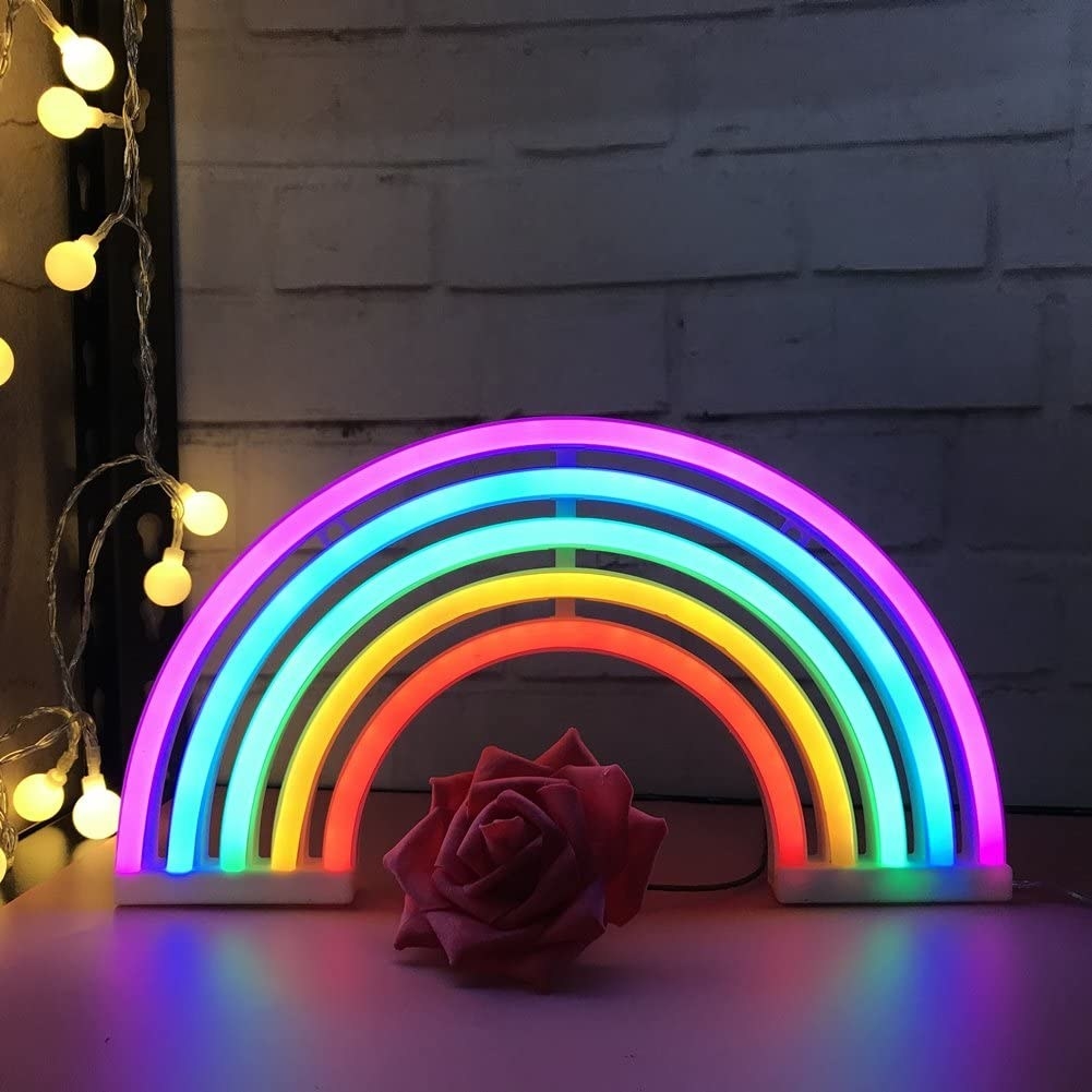 luz en forma y con los colores de arcoíris