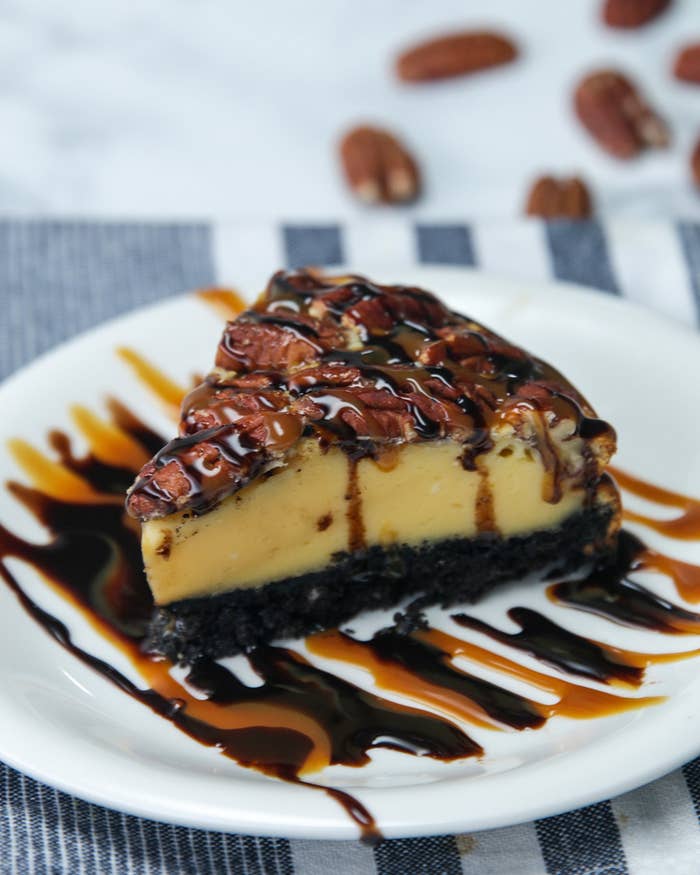 珈琲に合う ピーカンナッツのチーズケーキ 甘いソースとご一緒に 珈琲に合う ピーカンナッツのチーズケーキ 甘いソースとご一緒に