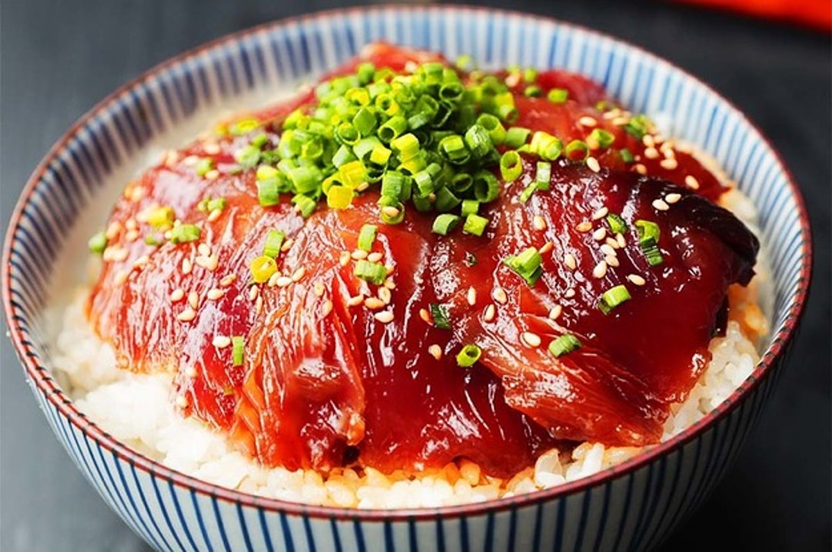 漬けるだけで刺身が極上な旨さに カツオの黄身漬け丼