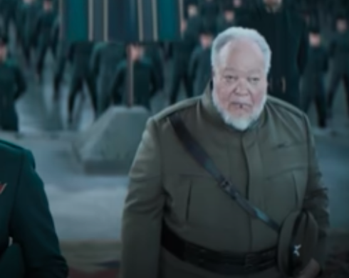 Stephen穿着橄榄绿军装,看上去在镜头之外的“Dune"不过,在后台数以百计的更多的士兵