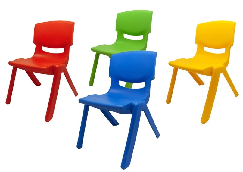 Foto de juego de 4 sillas de plástico para niños en colores vibrantes