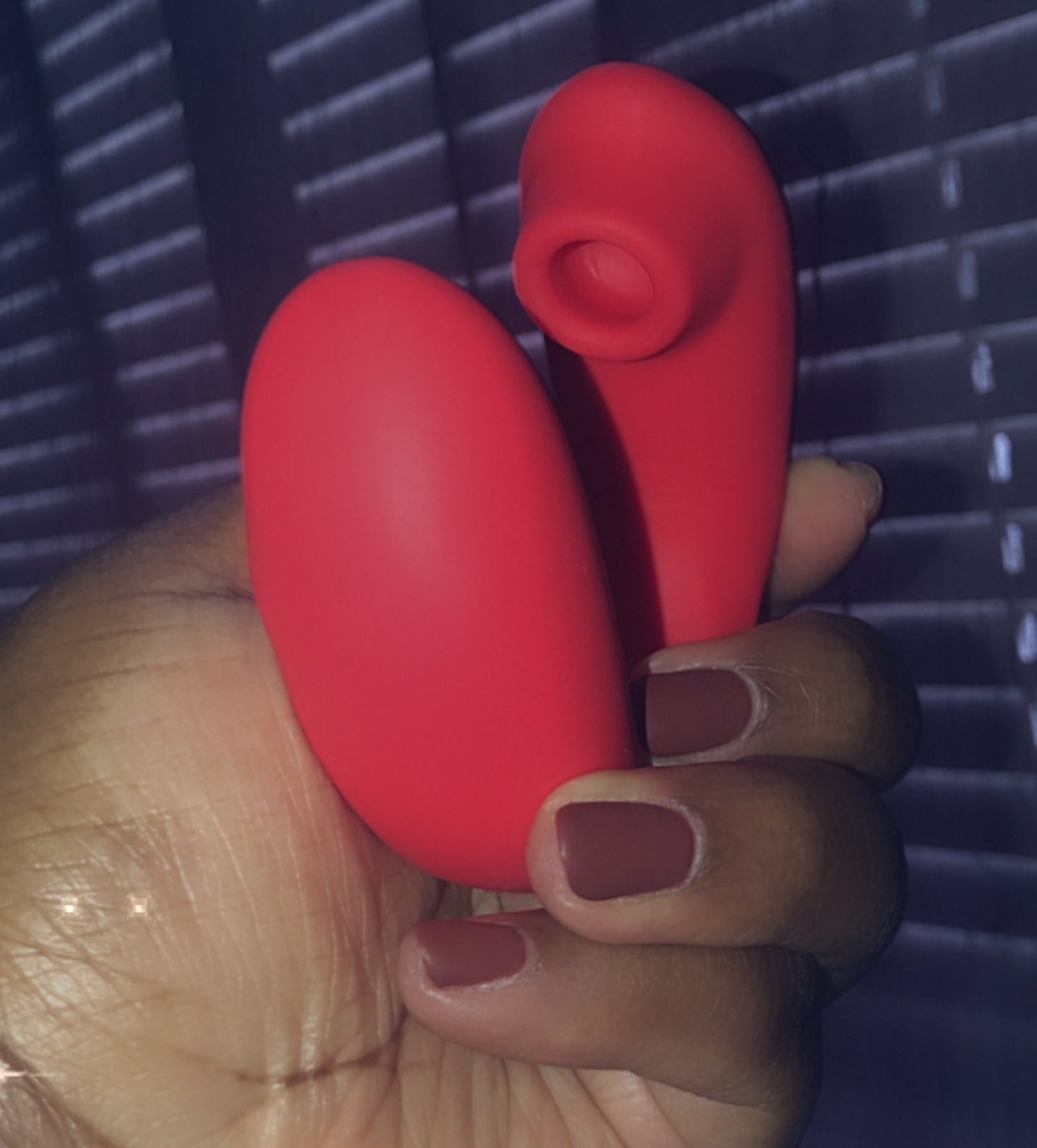 Reviewer holding vibrator to display suction opening