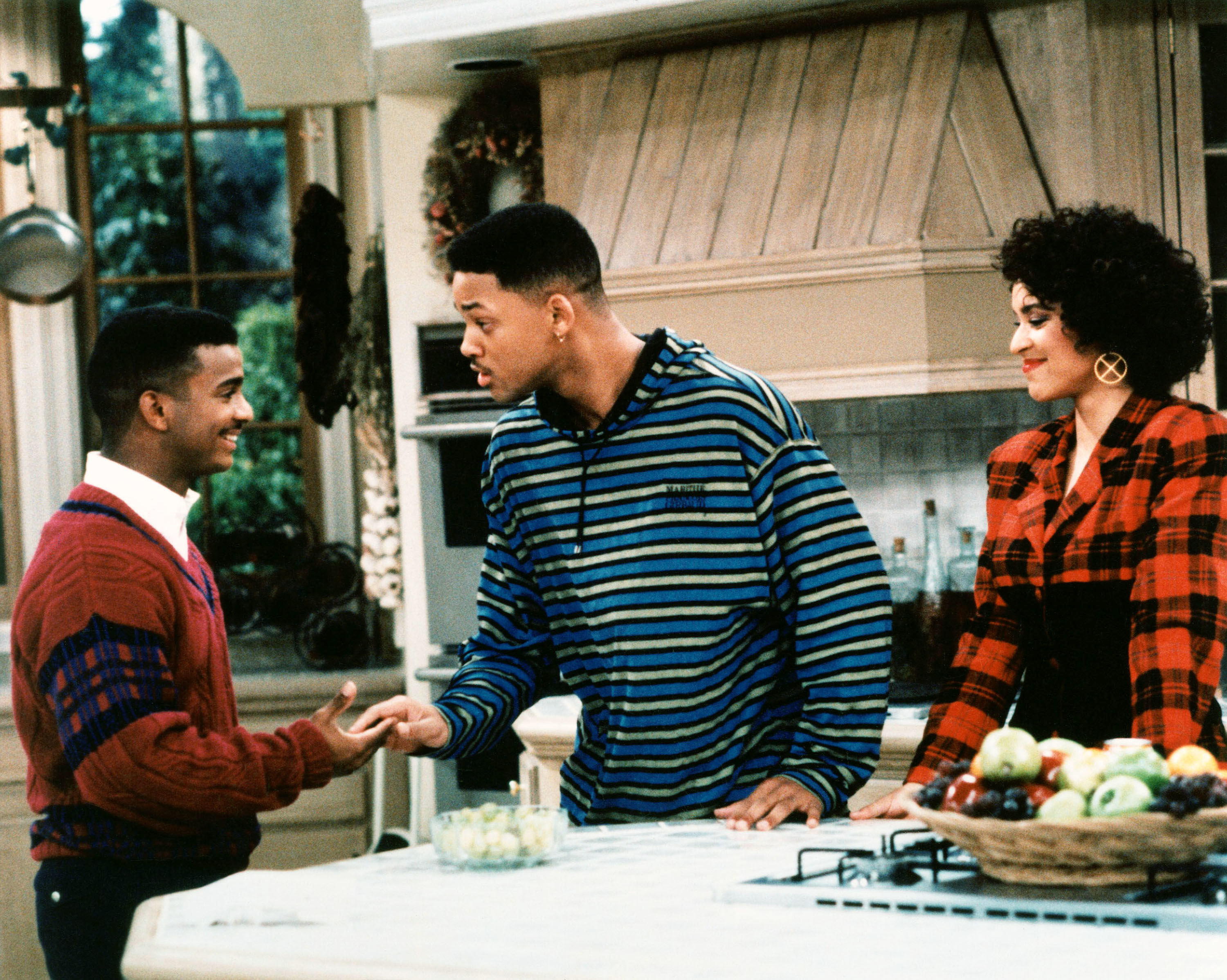 Alfonso Ribeiro, Will Smith, and Karyn Parsons talking in the kitchen.