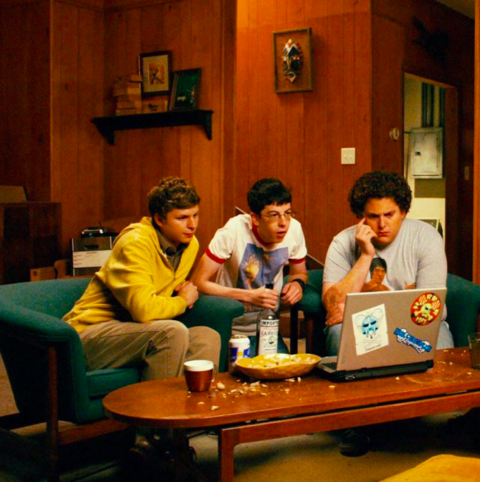 Evan, Fogell, y Seth viendo la laptop, mientras Fogell tiene la sambuca en la mano