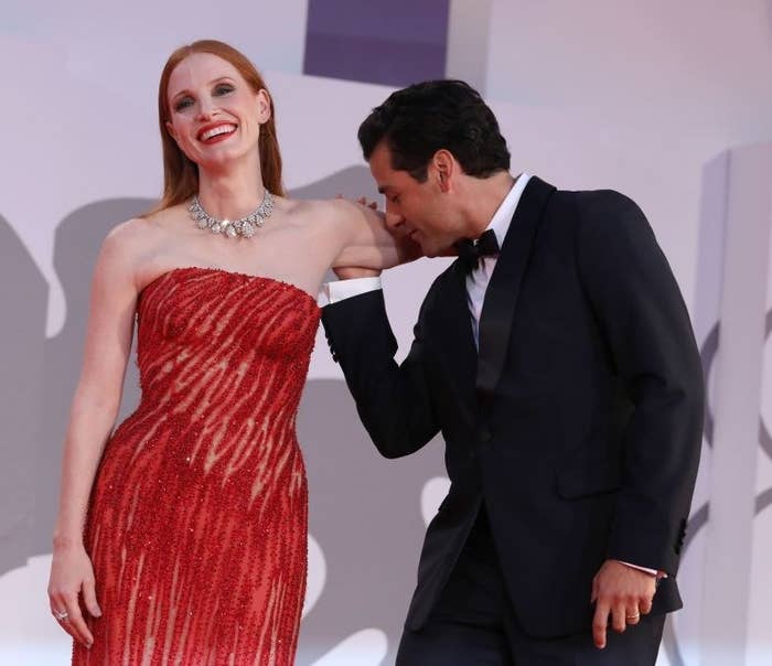 Oscar Isaac kissing the inside of Jessica Chastain&#x27;s arm