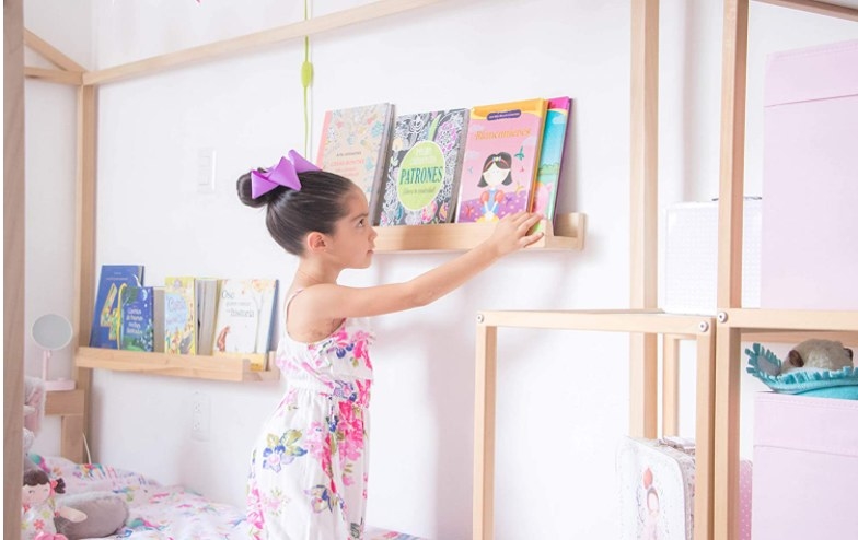 Foto demostrativa de niña acomodando sus libros en las repisas flotantes