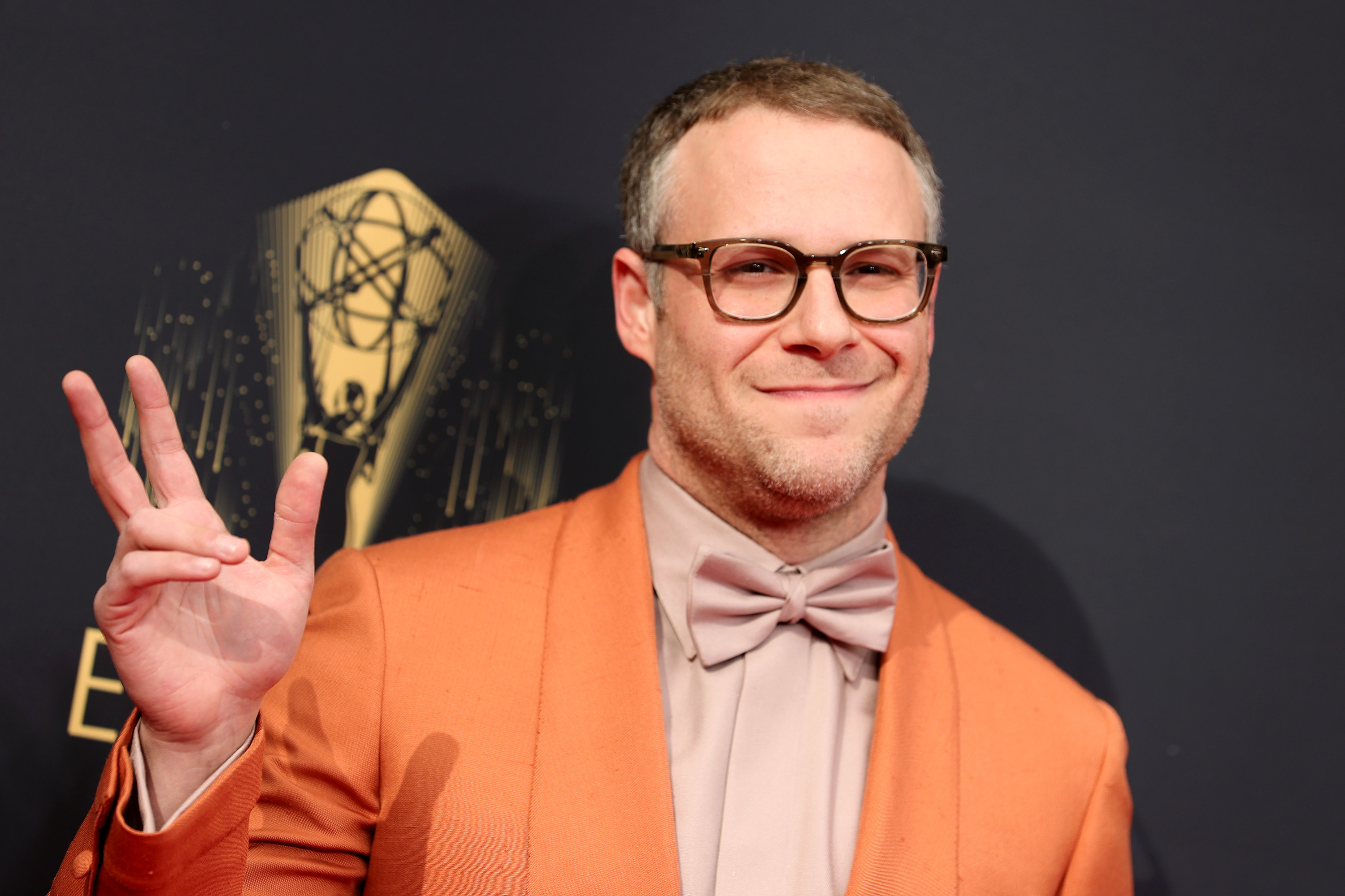 Rogen waves his hand on the red carpet