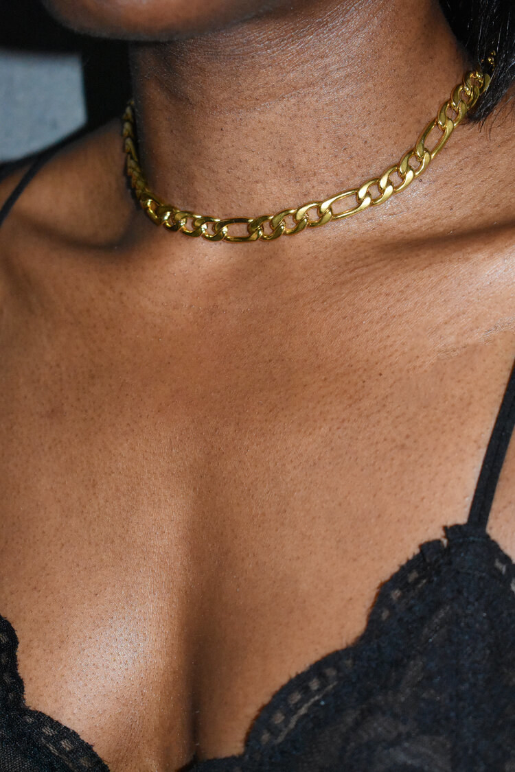 model in short gold necklace