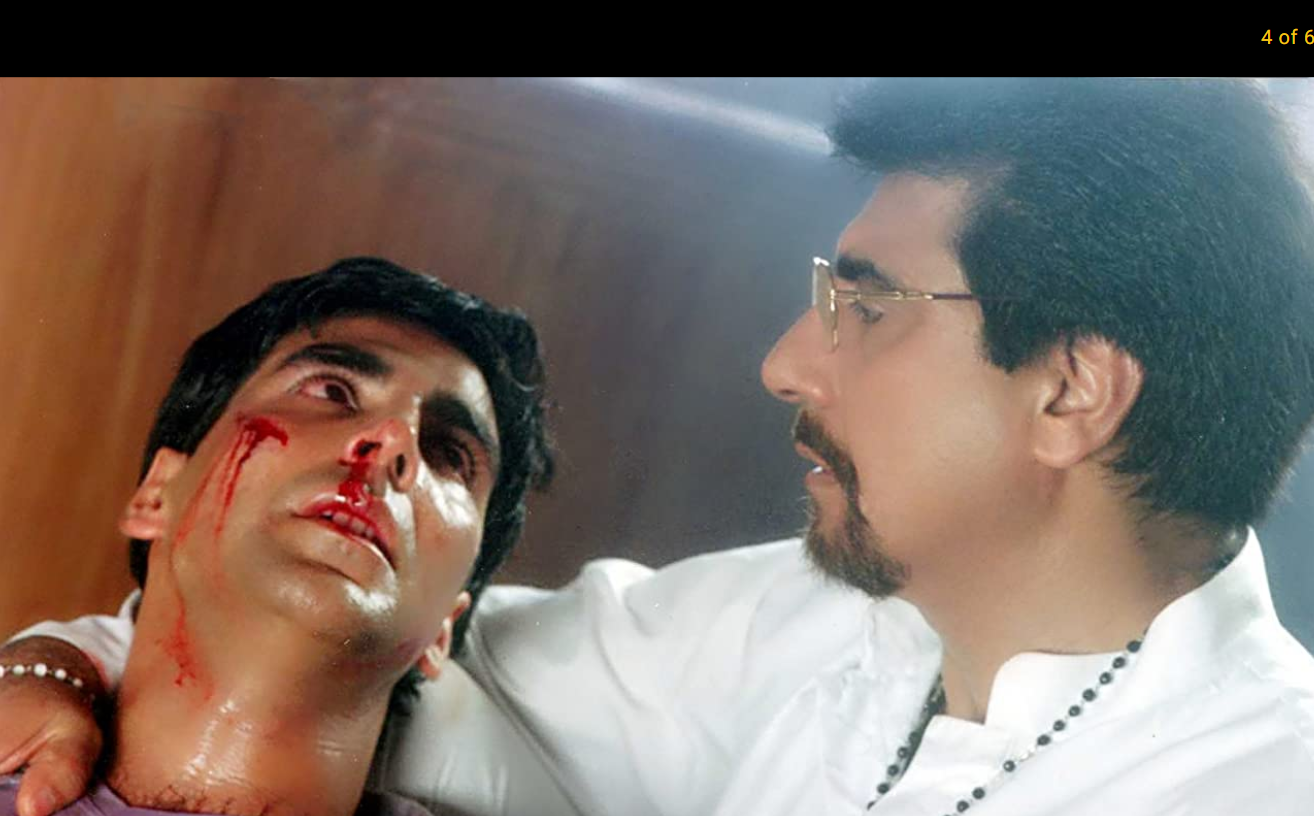 A beaten up Akshay Kumar lies in the arms of Raj Babbar