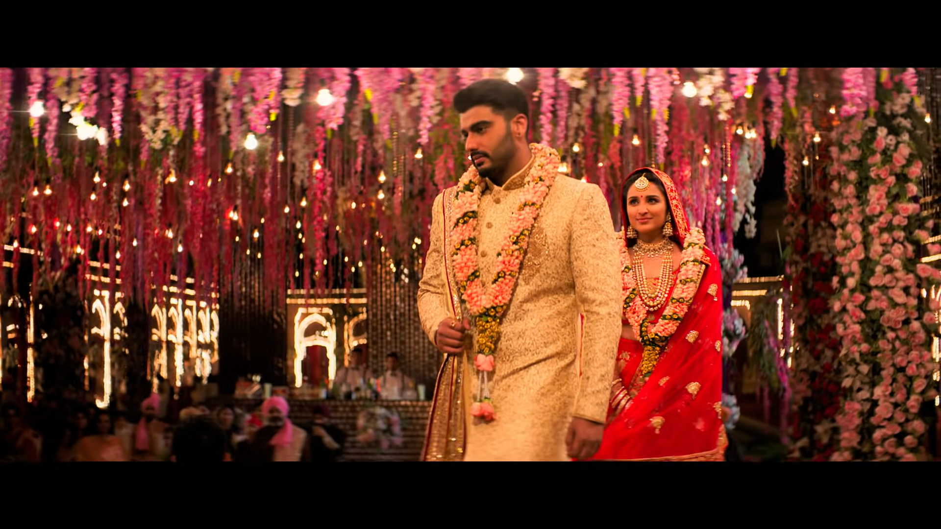 Arjun Kapoor and Parineeti Chopra dressed in wedding attire performing the &#x27;7 phere&#x27; ritual