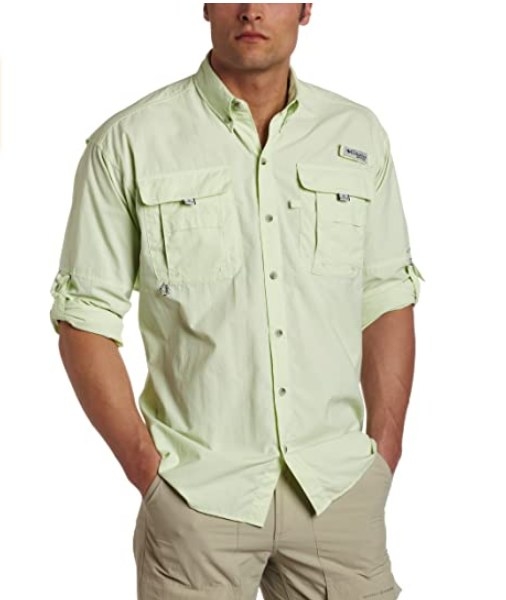 Foto de persona utilizando una camiseta en color lima