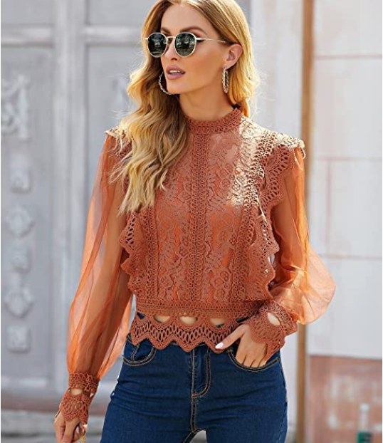 Foto de persona utilizando una blusa en color camel