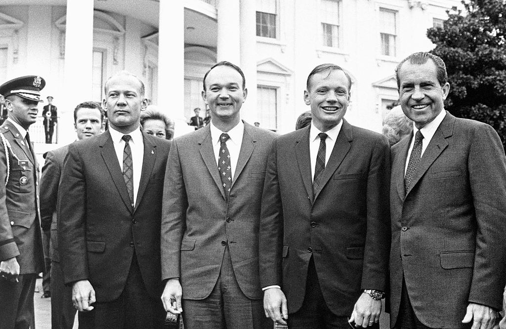 Nixon posing with the returned astronauts