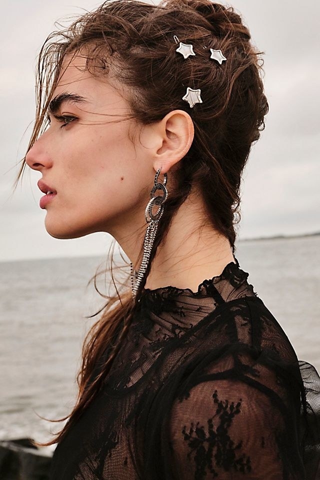a model with three star clips in her hair
