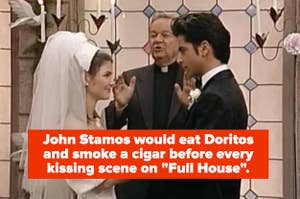 丽贝卡（Rebecca）和杰西叔叔（Jesse）的屏幕截图与标题结婚：“约翰·斯塔莫斯（John Stamos）会在“满屋”上的每个接吻场景之前吃doritos并抽雪茄。