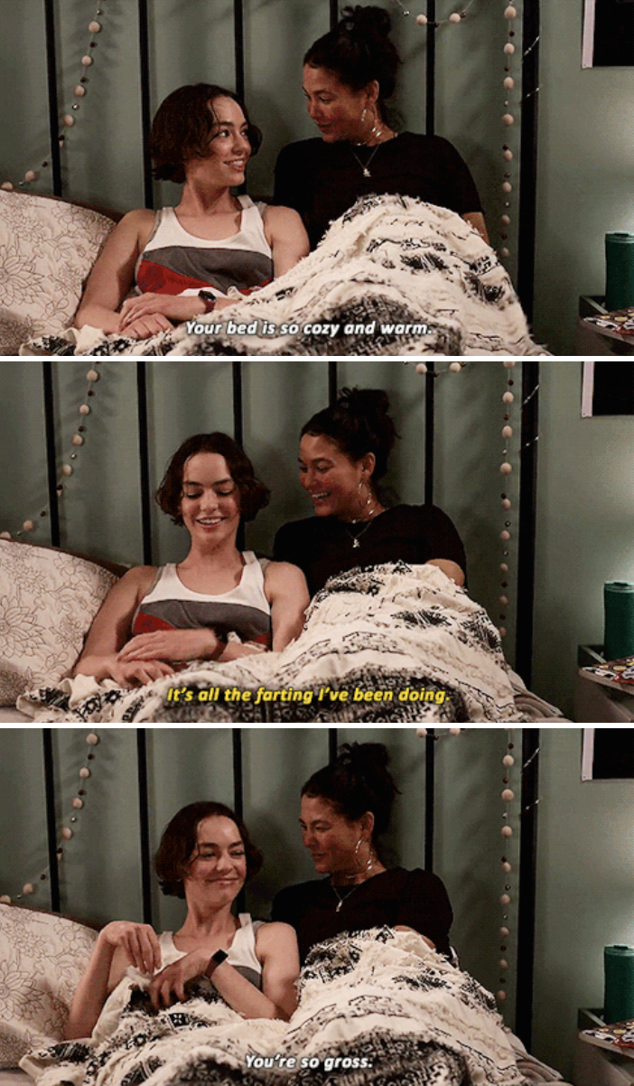 Izzie和凯西一起在床上