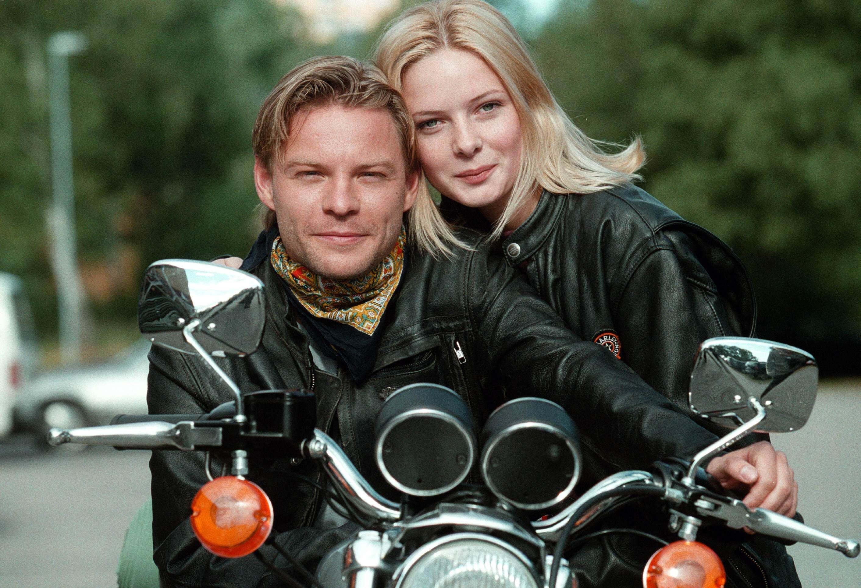 仍然的丽贝卡和演员金Sulocki骑摩托车从“那Tider"