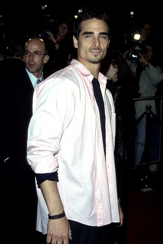 hes at the premiere of never been kissed in a pink shirt