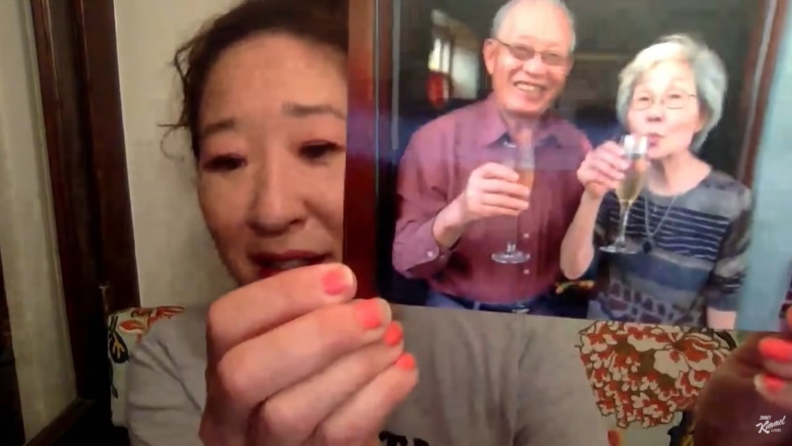 Sandra Oh shows Jimmy Kimmel a picture of her parents