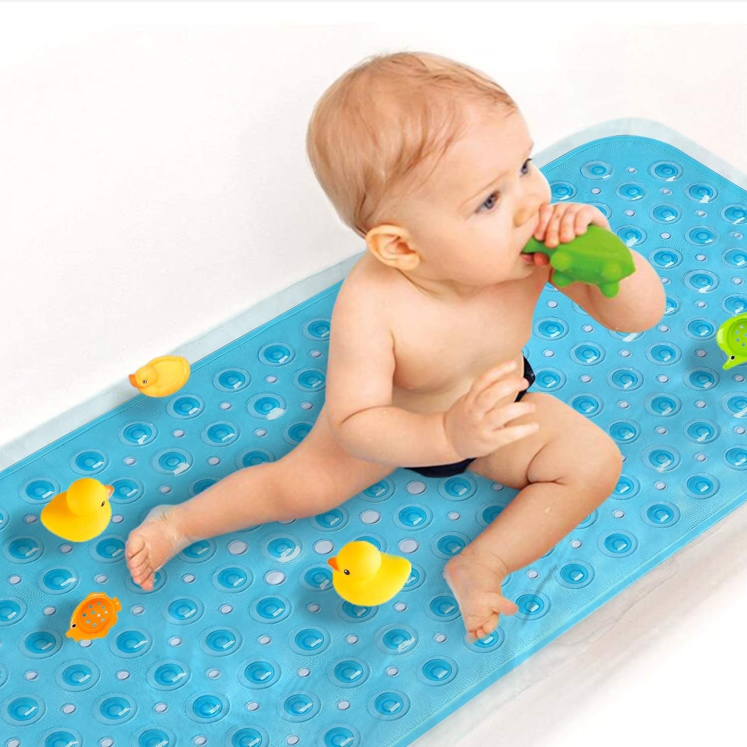 A child model sitting on the nonslip mat in the bathtub